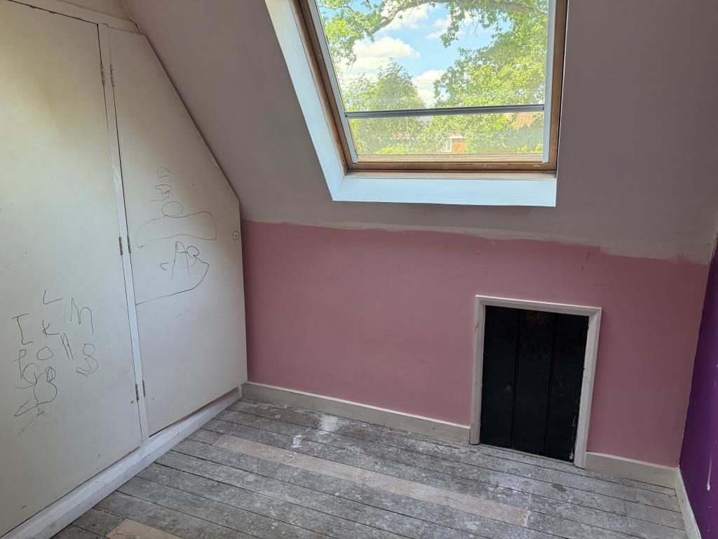 Lot: 170 - SEMI-DETACHED HOUSE IN NEED OF UPDATING -